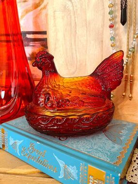 Vintage L.E. Smith Amberina Hen on Nest UV Reactive Cadmium Glow Glass Covered D
